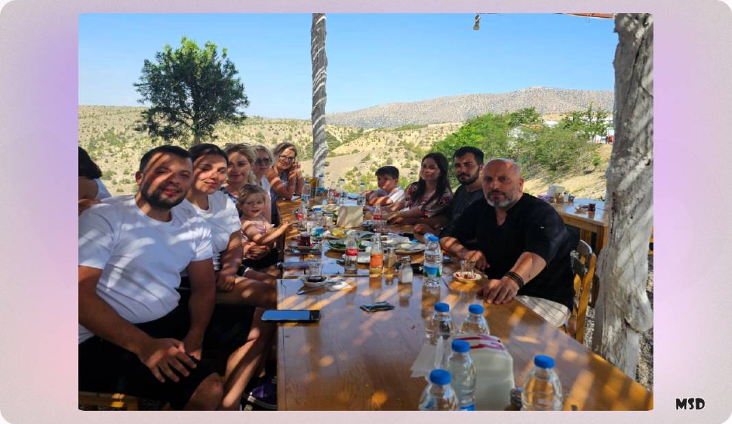 Ayşegül Hanım ile ailesi birlikte 3
